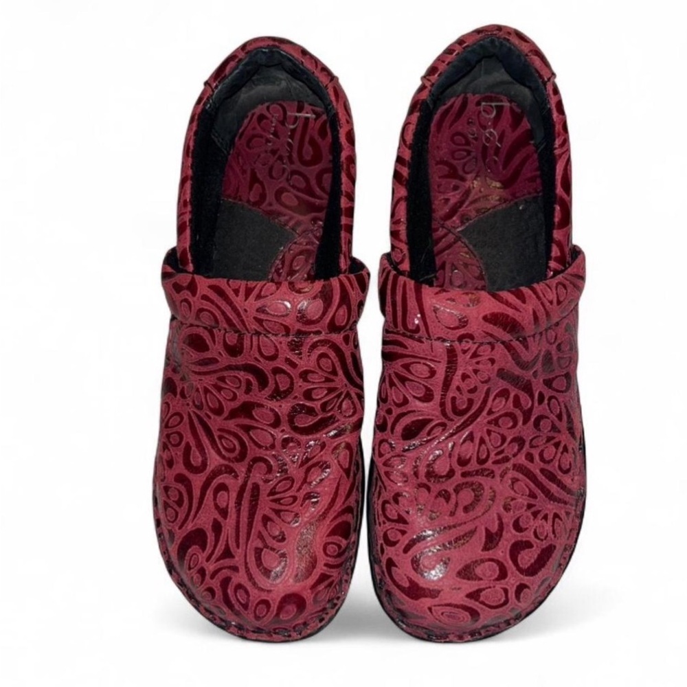b.o.c. Womens Burgundy Red Patterned Slip-On Clogs
